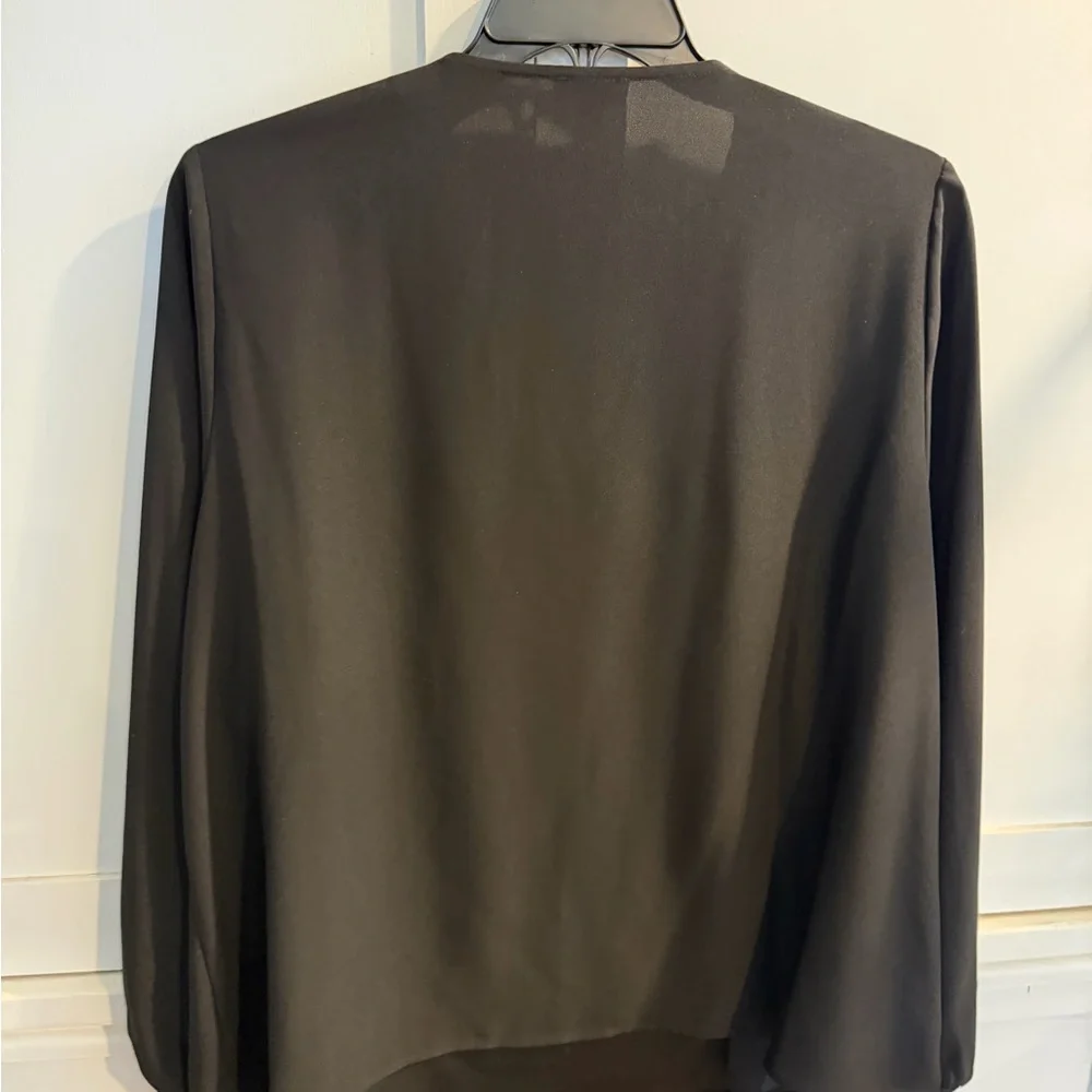 Vince Camuto Black v- neck dress shirt with Silver Trim. - Picture 4 of 4
